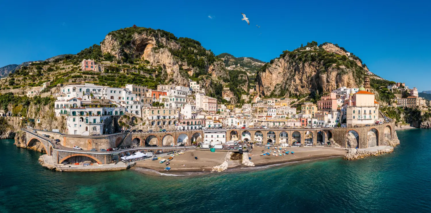 Luftaufnahme des berühmten Küstendorfes Atrani an der Amalfiküste, Italien. Kleinstadt Atrani an der Amalfiküste in der Provinz Salerno, Region Kampanien, Italien. Atrani-Stadt an der Amalfiküste, Italien.